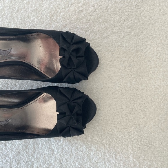 Nina Fulvia Black Satin Open Peep Toe High Heel Pump with Ruffles - Sz 6.5M/36.5 - Picture 2 of 9